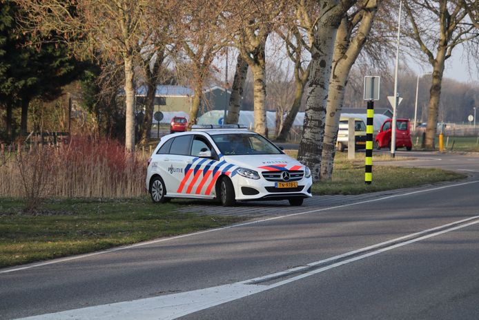 Een politiewagen staat gereed bij Oost-Souburg.