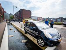 Auto bijna in het water in Apeldoorn: ‘Hoe krijg je het voor el­kaar?’