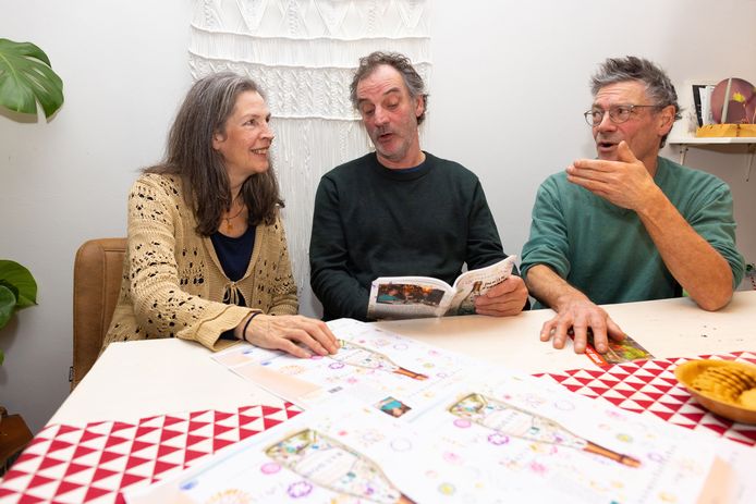 Caro, Jeroen en Joris Baudoin bereiden de presentatie van hun boek voor.