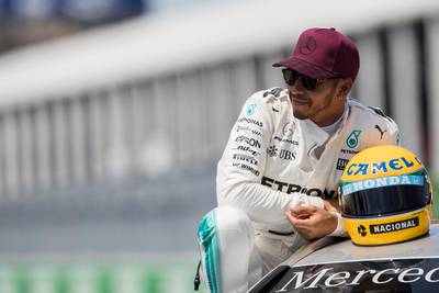 Hamilton sprakeloos na ontvangen helm van jeugdidool Senna