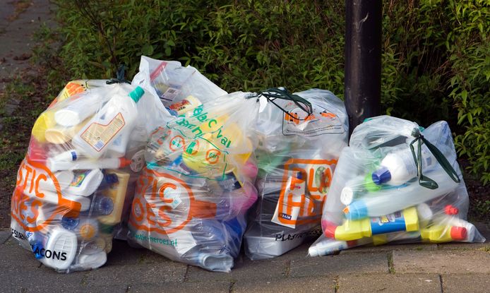 Nijmegenaren krijgen kapstok aan lantaarnpaal voor plastic afvalzakken Nijmegen e.o.