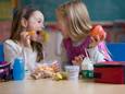 In tegenstelling tot deze meisjes, zit er in de brooddoos van kinderen op school te weinig fruit en groenten, zo blijkt uit een onderzoek in opdracht van Vlaams minister Hilde Crevits (CD&V).