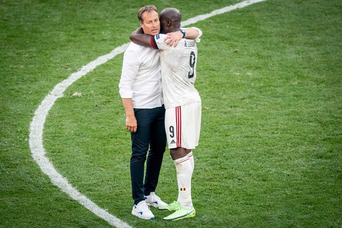 Romelu Lukaku trakteerde Kasper Hjulmand op een welgemeende knuffel na de wedstrijd tussen België en Denemarken.