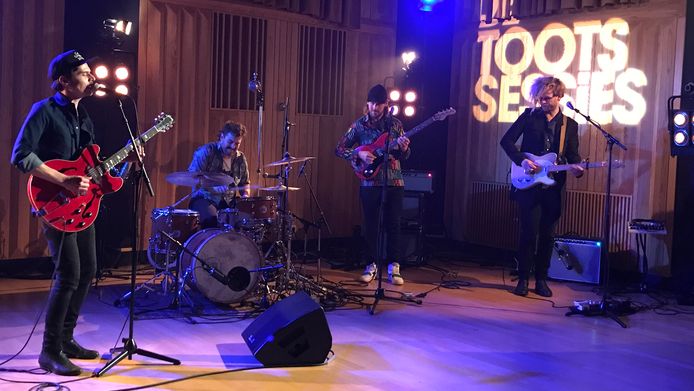 Tiny Legs Tim (links) en band, maandag 3 mei vanaf 20.45u online te zien vanuit het Muziekgebouw Eindhoven