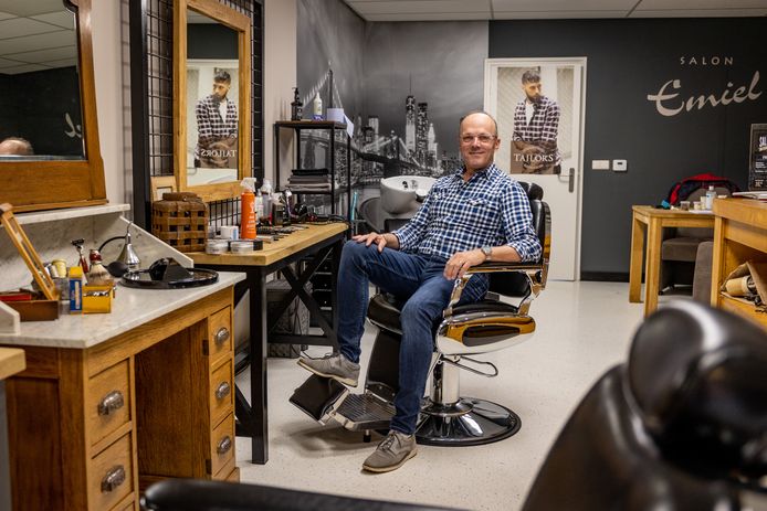 Kapper Emiel Krukkert (55) zit 25 jaar in het vak en zit speciaal voor onze fotograaf nu zelf eens een keer in de stoel.