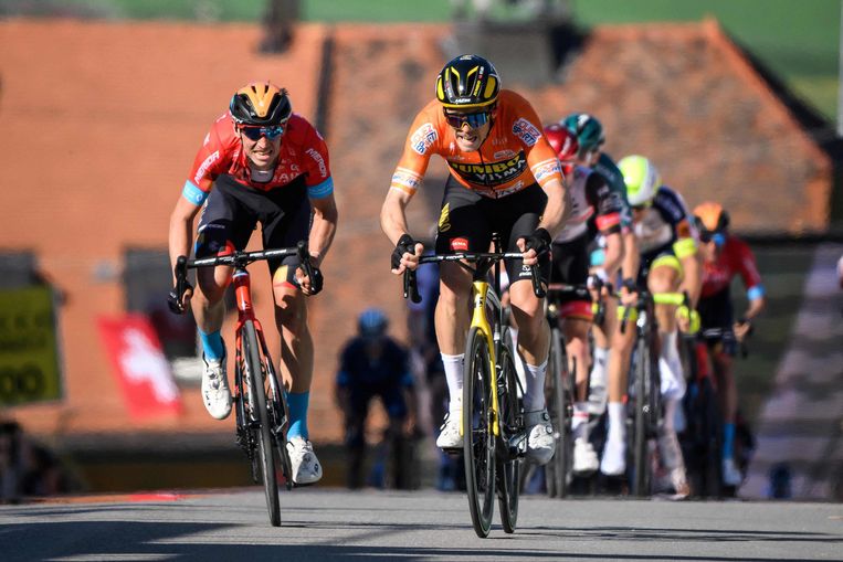 Dylan Teuns sprint nog naar het wiel van de ontsnapte Rohan Dennis in Romont, Zwitserland. Beeld AFP