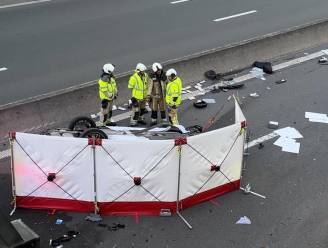 Twee doden nadat wagen zware klap maakt tegen brugpijler op E40 in Jabbeke
