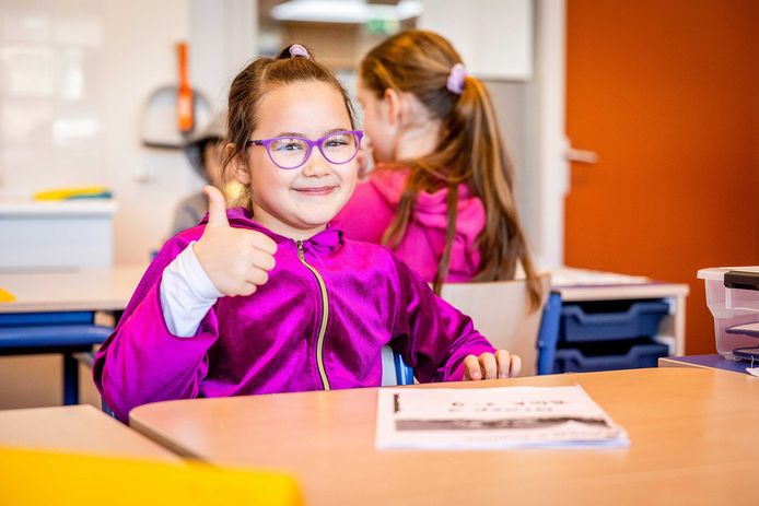 Een meisje uit Oekraïne zit al in de schoolbanken op een basisschool in Nieuw-Lekkerland. Wereldwijs in Bergen op Zoom staat ook in de startblokken om kinderen uit Oekraïne les te gaan geven.