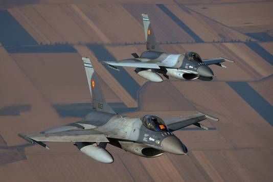 Twee F-16's in dienst van de Roemeense luchtmacht.
