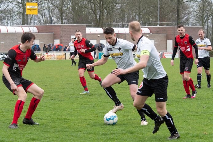 Joris Corijn (in het wit, aan de bal), spits bij Breskens, speelt met het rugnummer van Johan Cruijff en heeft dezelfde initialen als de legendarische Nederlandse voetballer.