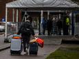 Een asielzoeker komt aan bij het opvangcentrum in Ter Apel.