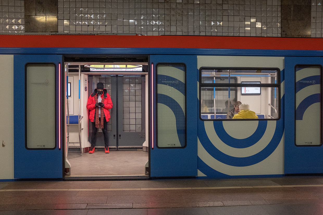 Orang-orang memakai masker dan lebih menjaga jarak satu sama lain di metro Moskow.  Gambar Arthur Bondar 