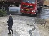 Man ontsnapt aan ongeluk met drie vrachtwagens in China