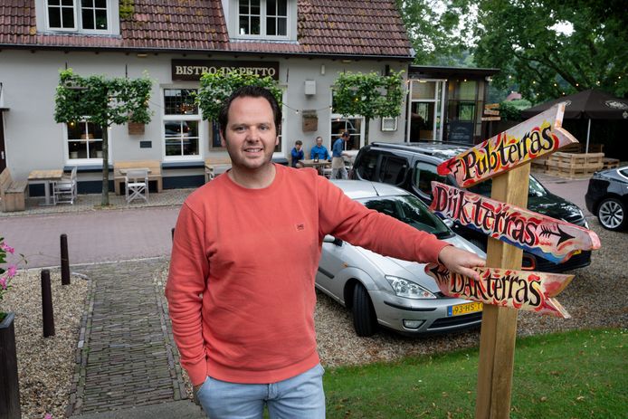 Bram Hoorn op een ‘drie terrassenpunt’ op het dijkje voor z’n bistro.