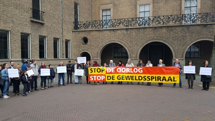 Demonstranten verzamelden zich voor het stadhuis in Enschede.