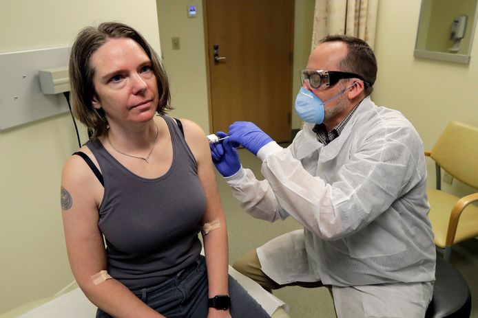 Jennifer Haller krijgt haar eerste inenting van een mogelijk vaccin tegen het nieuwe coronavirus. Dat is nog maar de eerste fase van een klinische studie. Vóór maart volgend jaar wordt er geen vaccin op de markt verwacht.