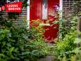 Een knuffel hangt aan de voordeur in Vlaardingen, in de straat waar het 10-jarige meisje woont dat ernstig gewond in een ziekenhuis is opgenomen. De pleegouders van het meisje, een 37-jarige man en een 37-jarige vrouw, zijn deze week aangehouden op verdenking van poging tot doodslag en zware mishandeling van hun pleegdochter.