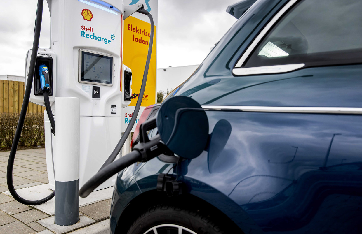 Een laadpaal voor elektrische auto's bij een tankstation van Shell. Aanschafsubsidies voor elektrische auto’s voor particulieren zouden het hele jaar door moeten gelden, vindt de autobranche. Beeld ANP