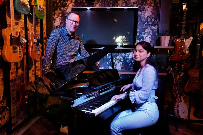 René Meulmeester heeft een piano geschonken aan Muza Valiaddinzade.