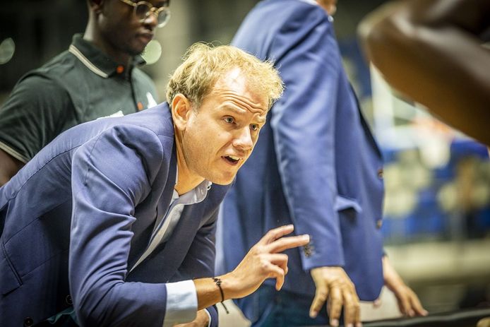 Coach Kristof Michiels ziet met Jo Van Buggenhout een speler uit blessure terugkeren.