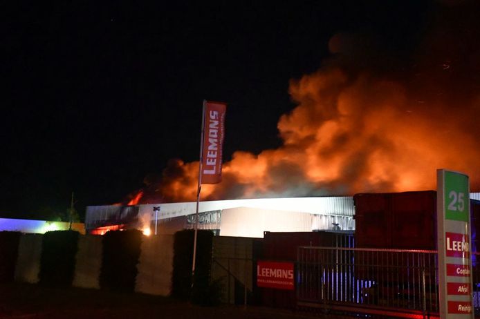 De uitslaande brand op het bedrijventerrein in Almelo.