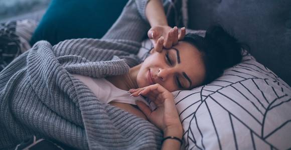 Slaap je slechter met een pyjama en geeft goedkope drank een kater? 7 gezondheidsmythes onder de loep
