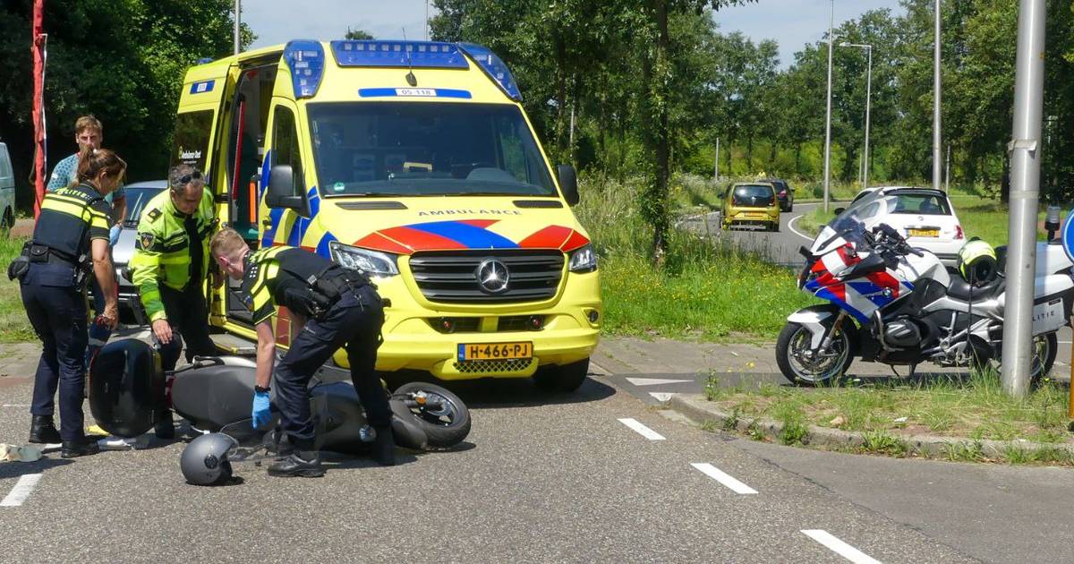 Scooterrijder gewond bij ongeval op kruising in Enschede.