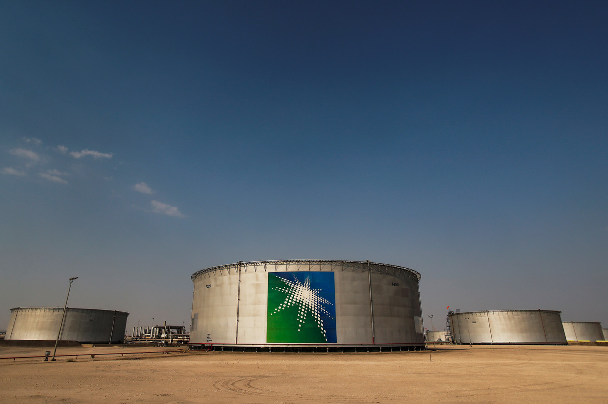 Tanks met olie van Saudi Aramco in Abqaiq, in het oosten van Saudi-Arabië. Beeld REUTERS
