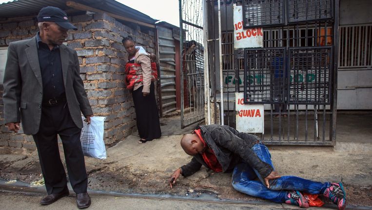 Emmanuel Sithole, een migrant uit Mozambique zoekt hulp nadat hij is neergestoken door een groep relschoppers in de woonwijk Alexandra bij Johannesburg,18 april 2015. Hij zou later overlijden in het ziekenhuis. Beeld epa