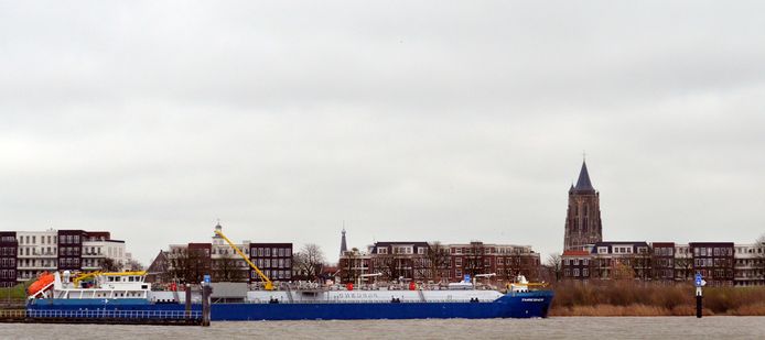 Een tankschip of kegelschip voor de vluchthaven in Gorinchem.