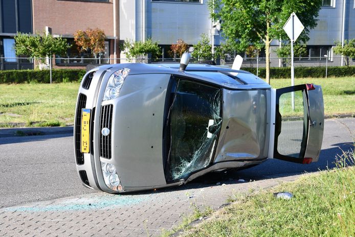 De auto van de vrouw raakte behoorlijk beschadigd bij de aanrijding.