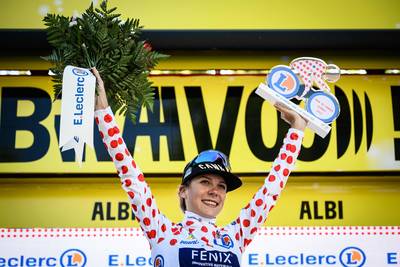 Huldiging wielrenster Yara Kastelijn in Neerkant