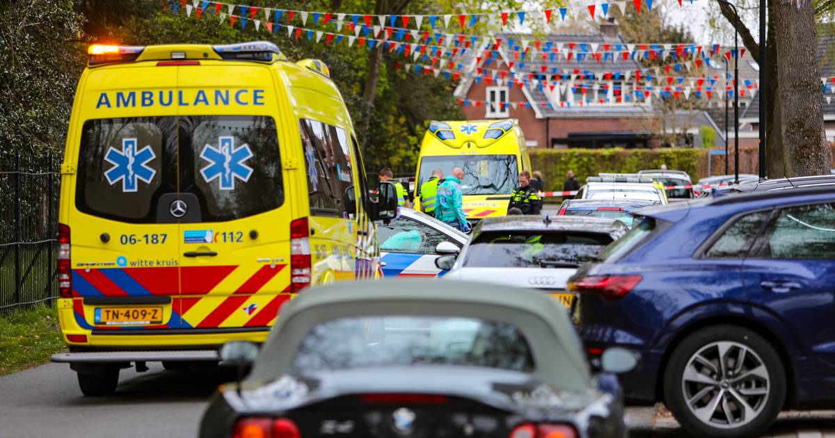 Vrouw komt met fiets ten val in Apeldoorn, traumahelikopter ingezet.