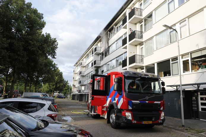 Een man is gewond geraakt bij de brand in zijn appartement aan de Jacob van Ruijsdaelstraat in Roosendaal.