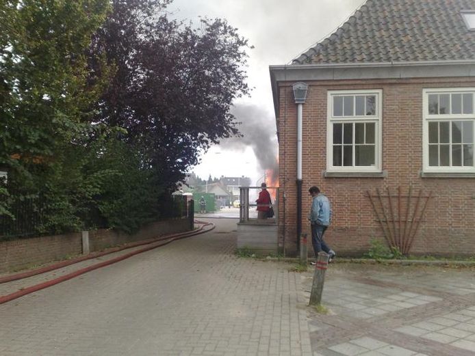Grote brand bij gemeentehuis Opheusden, één gewonde Rivierenland