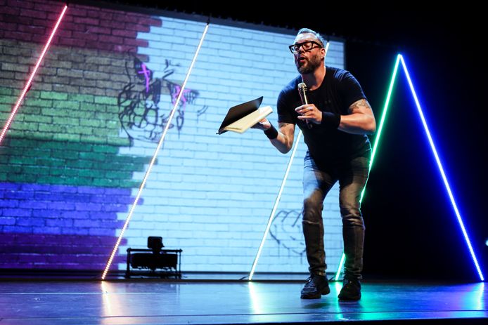 Alex Agnew, dit weekend voor het goede doel te zien in de AB. Samen met Joost Vandecasteele, Michael Van Peel, Bert Gabriëls, Seppe Toremans, Gunter Lamoot, Nigel Williams en Erhan Demirci