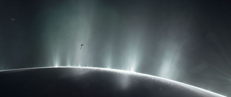 Door spleten in de ijskorst van Enceladus, een maan van Saturnus, wordt waterstof gespoten. Volgens NASA wijst dat mogelijk op het bestaan van leven onder de ijskorst. Beeld AFP