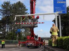 Het is weer raak in Waalwijk: vrachtwagenchauffeur rijdt tegen waarschuwingsbalk voor het beruchte viaduct