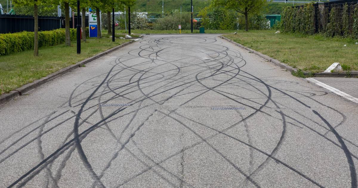 Gewonde (31) bij aanrijding in Oud Gastel, bandensporen op wegdek en