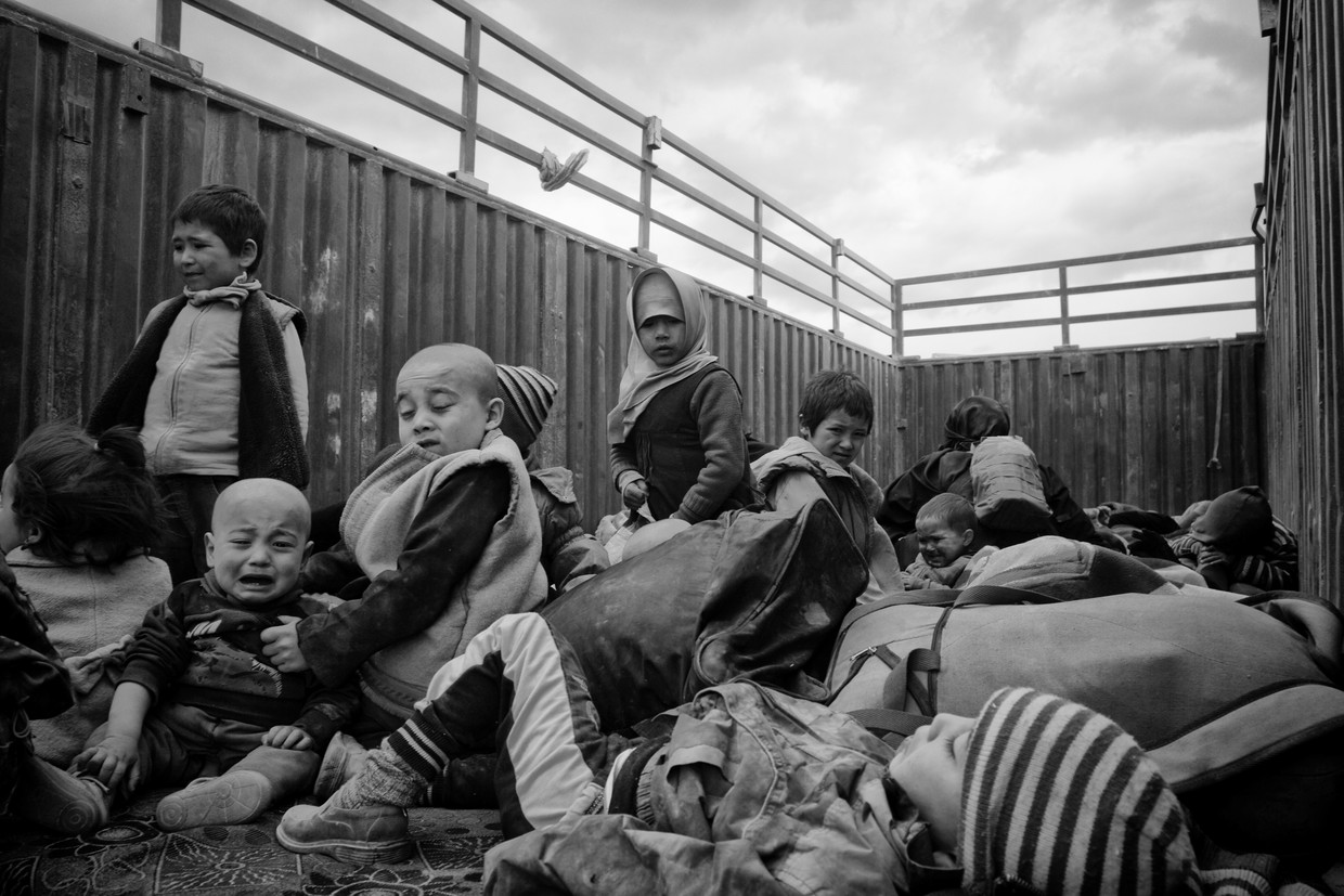 Kinderen uit IS-families wachten bij de Syrische stad Baghouz tot ze naar een kamp in Al-Hasakah worden gebracht. Bilal en Samir zamelen geld in om vrouwen en kinderen in IS-gebied te helpen. Beeld  Eddy van Wessel