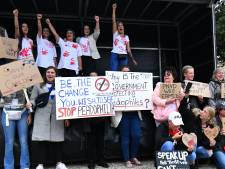 Motorrijders sluiten zich aan bij protest tegen ‘pedopartij’ PNVD op de Koekamp