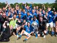 Houten is kampioen in de derde klasse en speelt volgend seizoen in de tweede klasse. Routinier Brayton Biekman houdt de kampioensschaal vast.