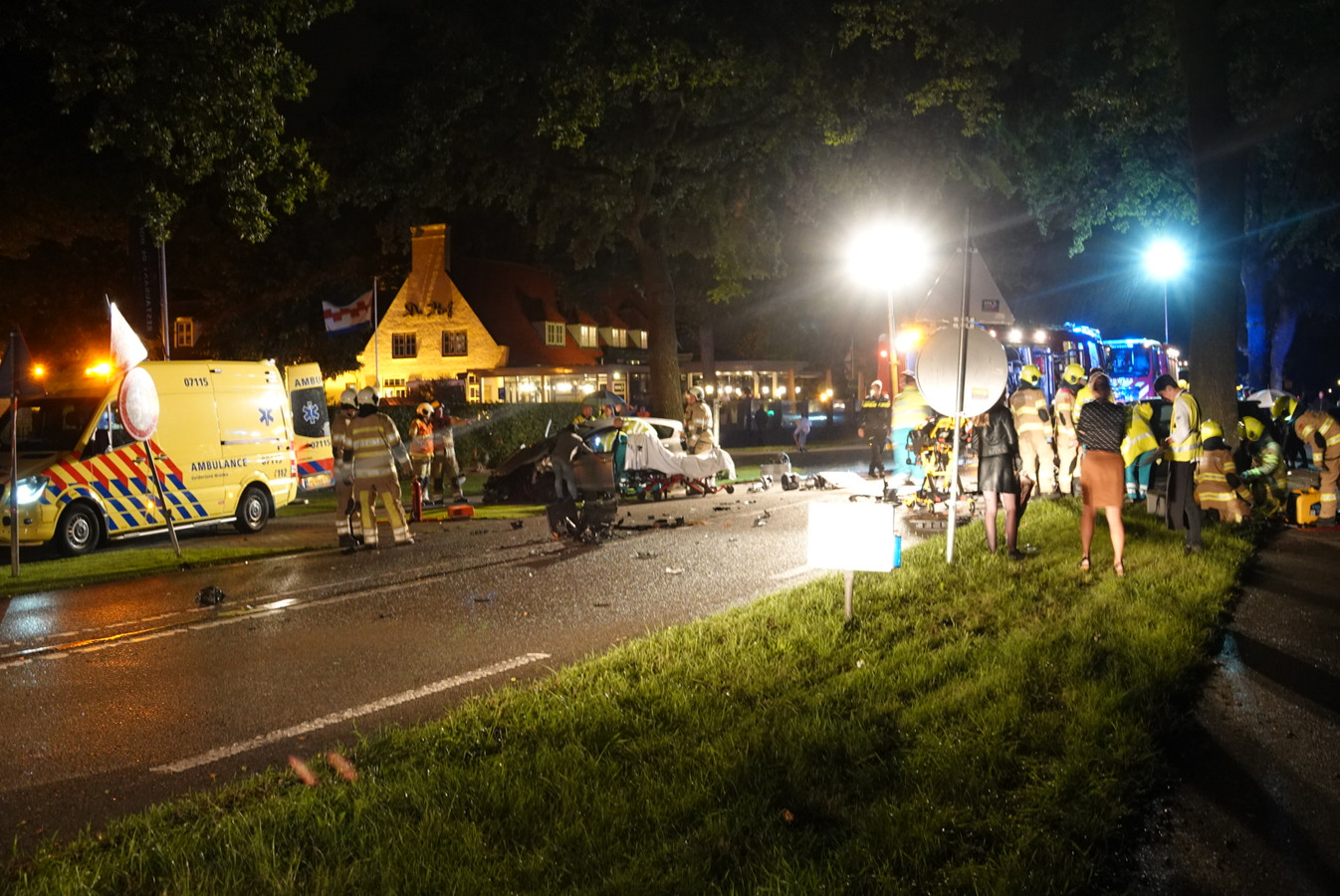Hulpdiensten in actie op de plek van het ongeval in Renswoude.