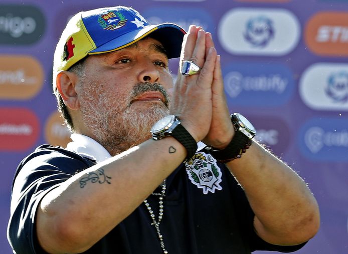 Archiefbeeld. Diego Armando Maradona bedankt de fans na afloop van een wedstrijd van zijn team  Gimnasia y Esgrima La Plata. (02/11/2019)