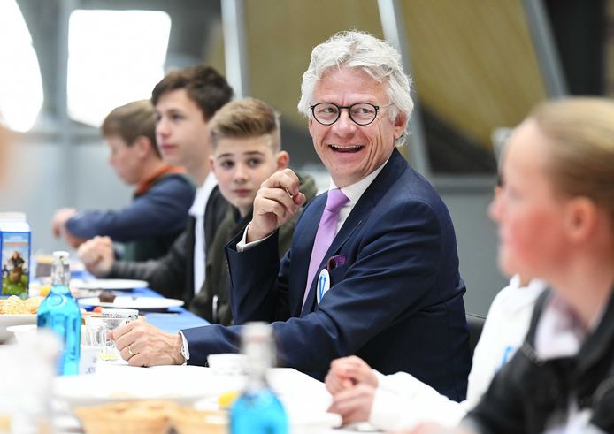 Commissaris van de Koning John Berends eerder dit jaar in gesprek met kinderen.