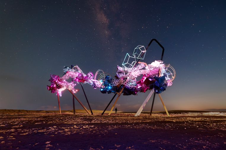 arne-quinze-stelt-lichtsculptuur-tentoon-in-arabische-woestijn