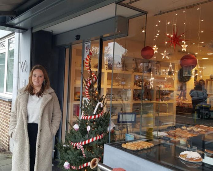 Ellen Brits bij een kerstboom bij een lokale handelaar.