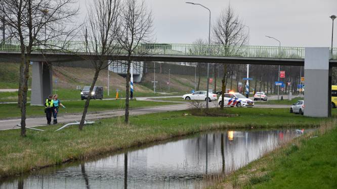 Automobilist rijdt in korte tijd lantaarnpaal én boom omver in Lelystad