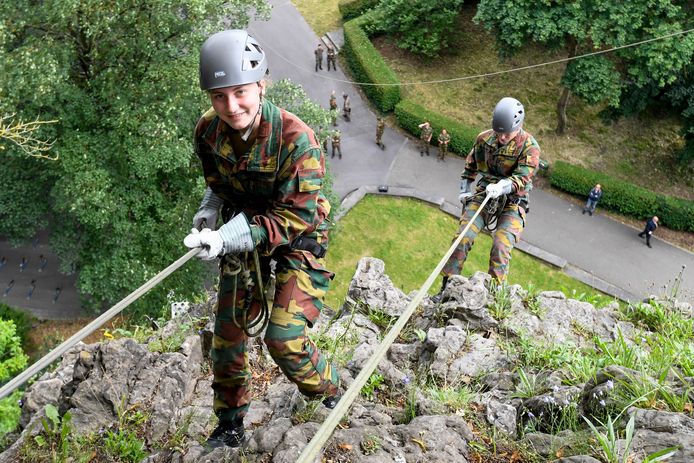 La princesse héritière Elisabeth photographiée lors d'un camp d'entraînement de trois jours au Training Center Commando de Marche-les-Dames, pour terminer sa formation d'un an à l'Académie royale militaire.
