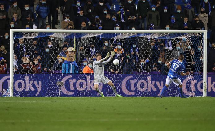 Mignolet stopt de strafschop van Hrosovsky.